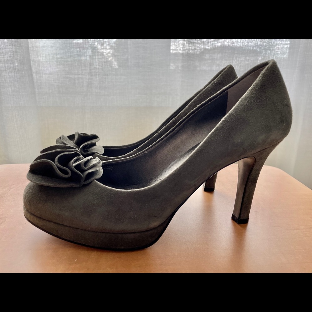 *SOLD* Tahari Frankie Platform Pump, Grey Suede 6.5